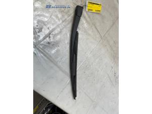 Gebruikte Ruitenwisserarm achter Mazda 3 Sport (BK) 1.6i 16V Prijs € 10,00 Margeregeling aangeboden door Autobedrijf Brooks