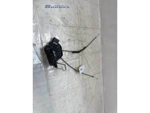 Gebruikte Slotmechaniek Portier 4Deurs links-voor Mazda 3 Sport (BK) 1.6i 16V Prijs € 20,00 Margeregeling aangeboden door Autobedrijf Brooks