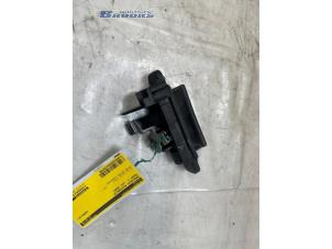 Gebruikte Achterklep Handgreep Mazda 3 Sport (BK) 1.6i 16V Prijs € 20,00 Margeregeling aangeboden door Autobedrijf Brooks