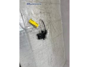 Gebruikte Slotmechaniek Achterklep Mazda 3 Sport (BK) 1.6i 16V Prijs € 25,00 Margeregeling aangeboden door Autobedrijf Brooks