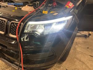 Gebruikte Koplamp links Jeep Compass II (MP) 1.3 4XE 240 16V 4x4 Prijs op aanvraag aangeboden door Autobedrijf Brooks