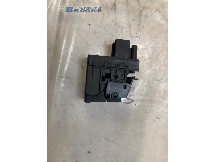 Gebruikte Schakelaar handrem Audi A4 Avant (B8) 2.0 TDI 16V Prijs € 10,00 Margeregeling aangeboden door Autobedrijf Brooks