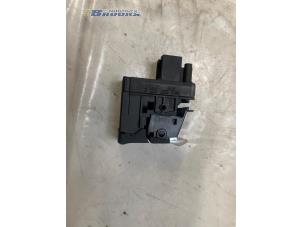 Gebruikte Schakelaar handrem Audi A4 Avant (B8) 2.0 TDI 16V Prijs € 10,00 Margeregeling aangeboden door Autobedrijf Brooks