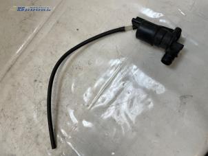 Gebruikte Ruitensproeierpomp achter Toyota Aygo (B10) 1.0 12V VVT-i Prijs € 10,00 Margeregeling aangeboden door Autobedrijf Brooks