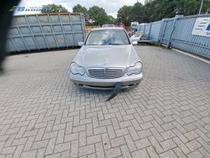 Gebruikte Aandrijfas links-voor Mercedes C (W203) 2.2 C-200 CDI 16V Prijs € 45,00 Margeregeling aangeboden door Autobedrijf Brooks