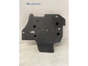 Gebruikte Beschermplaat bodem Lynk &amp; Co 01 1.5 PHEV Prijs € 20,00 Margeregeling aangeboden door Autobedrijf Brooks