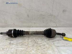 Gebruikte Aandrijfas links-voor Peugeot 206 SW (2E/K) 1.4 Prijs € 20,00 Margeregeling aangeboden door Autobedrijf Brooks