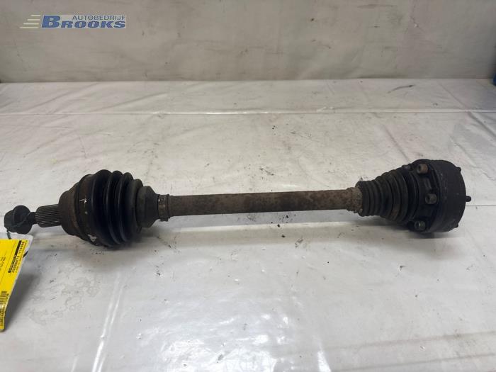 Gebruikte Aandrijfas links-voor Volkswagen Golf V (1K1) 1.6 Prijs € 15,00 Margeregeling aangeboden door Autobedrijf Brooks