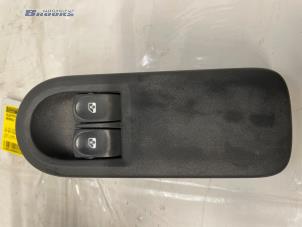 Gebruikte Ruit schakelaar elektrisch Renault Clio III Estate/Grandtour (KR) 1.2 16V TCE 100 Prijs € 10,00 Margeregeling aangeboden door Autobedrijf Brooks