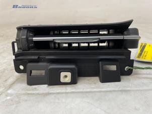 Gebruikte Luchtrooster Dashboard Jeep Compass II (MP) 1.3 4XE 240 16V 4x4 Prijs € 30,00 Margeregeling aangeboden door Autobedrijf Brooks