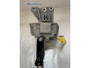 Gebruikte Motorrubber Jeep Compass II (MP) 1.3 4XE 240 16V 4x4 Prijs € 150,00 Margeregeling aangeboden door Autobedrijf Brooks