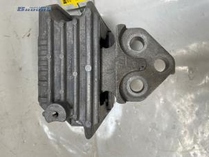 Gebruikte Versnellingsbak Steun Jeep Compass II (MP) 1.3 4XE 240 16V 4x4 Prijs € 100,00 Margeregeling aangeboden door Autobedrijf Brooks