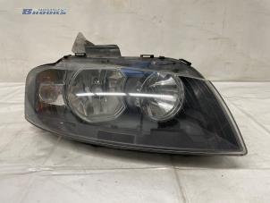 Gebruikte Koplamp rechts Audi A3 (8P1) 1.8 16V TFSI Prijs € 40,00 Margeregeling aangeboden door Autobedrijf Brooks