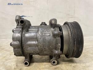 Gebruikte Pomp Airco Renault Clio III (BR/CR) 1.2 16V 75 Prijs € 50,00 Margeregeling aangeboden door Autobedrijf Brooks