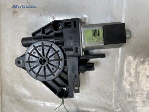 Gebruikte Raammotor Portier Jeep Compass II (MP) 1.3 4XE 240 16V 4x4 Prijs € 60,00 Margeregeling aangeboden door Autobedrijf Brooks