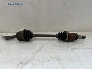 Gebruikte Aandrijfas links-voor Mitsubishi Colt (Z2/Z3) 1.3 16V Prijs € 25,00 Margeregeling aangeboden door Autobedrijf Brooks