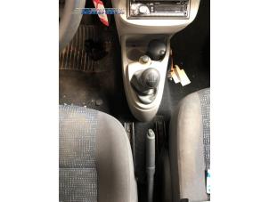 Gebruikte Versnellingspook Renault Twingo II (CN) 1.2 Prijs € 60,00 Margeregeling aangeboden door Autobedrijf Brooks