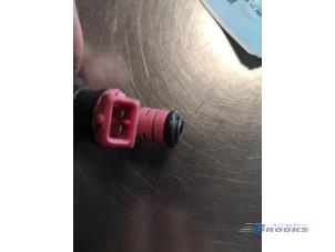 Gebruikte Injector (benzine injectie) Renault Twingo (C06) 1.2 16V Prijs € 10,00 Margeregeling aangeboden door Autobedrijf Brooks