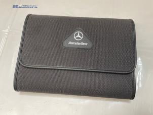 Gebruikte Instructie Boekje Mercedes C (W202) 1.8 C-180 16V Prijs € 25,00 Margeregeling aangeboden door Autobedrijf Brooks