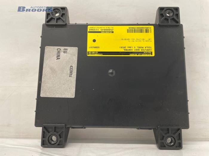 Computer Body Control van een Tesla Model S 100D 2018