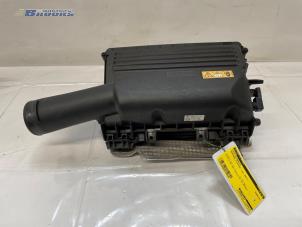 Gebruikte Luchtfilterhuis Mercedes C (W205) C-180 1.6 16V Prijs € 35,00 Margeregeling aangeboden door Autobedrijf Brooks