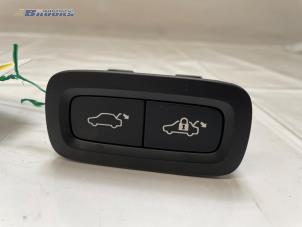 Gebruikte Schakelaar achterklep Lynk &amp; Co 01 1.5 PHEV Prijs € 20,00 Margeregeling aangeboden door Autobedrijf Brooks