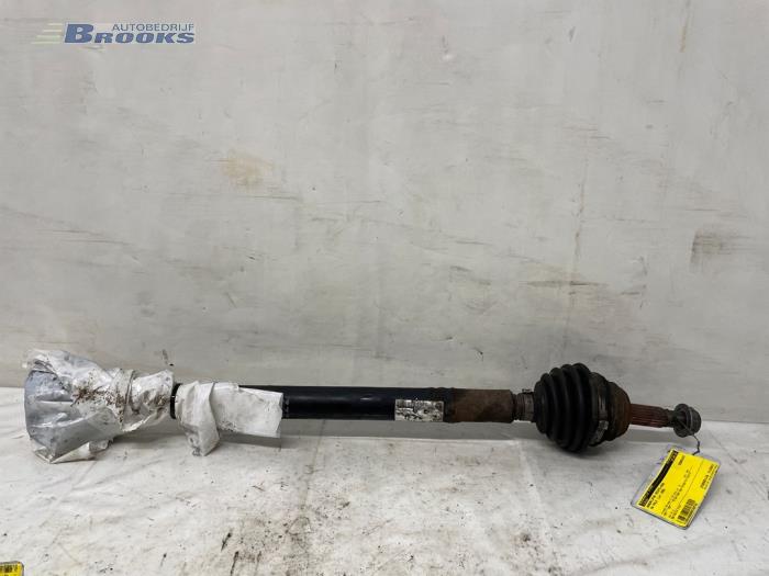 Gebruikte Aandrijfas rechts-voor Volkswagen Polo III (6N1) 1.4i 60 Prijs € 15,00 Margeregeling aangeboden door Autobedrijf Brooks
