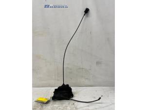 Gebruikte Slotmechaniek Portier 2Deurs links Renault Clio III (BR/CR) 1.2 16V TCe 100 Prijs € 15,00 Margeregeling aangeboden door Autobedrijf Brooks