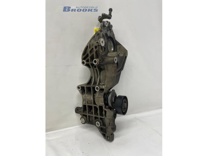 Gebruikte Dynamosteun boven Skoda Fabia II Combi 1.2 TDI 12V Greenline Prijs € 25,00 Margeregeling aangeboden door Autobedrijf Brooks