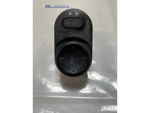 Gebruikte Spiegel Schakelaar Opel Zafira (F75) 1.6 16V Prijs € 10,00 Margeregeling aangeboden door Autobedrijf Brooks