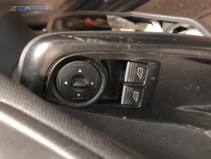 Gebruikte Ruit schakelaar elektrisch Ford Fiesta 6 (JA8) 1.0 SCI 12V 80 Prijs € 20,00 Margeregeling aangeboden door Autobedrijf Brooks