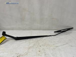 Gebruikte Ruitenwisserarm voor Mitsubishi Colt (Z2/Z3) 1.3 16V Prijs € 10,00 Margeregeling aangeboden door Autobedrijf Brooks