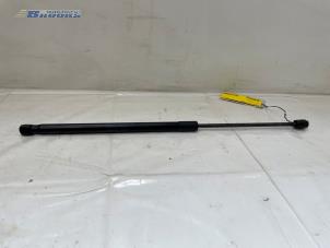 Gebruikte Kofferdekseldemper rechts-achter Mercedes EQV 300 Prijs € 15,00 Margeregeling aangeboden door Autobedrijf Brooks