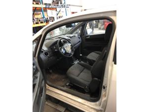 Gebruikte Portierrubber 2Deurs links Mitsubishi Colt (Z2/Z3) 1.1 12V Prijs € 15,00 Margeregeling aangeboden door Autobedrijf Brooks