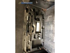 Gebruikte Krikset + reservewiel Landrover Discovery III (LAA/TAA) 2.7 TD V6 Prijs op aanvraag aangeboden door Autobedrijf Brooks