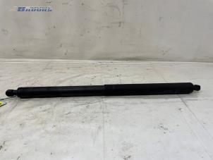 Gebruikte Kofferdekseldemper links-achter BMW X1 (F48) sDrive 20i 2.0 16V Twin Power Turbo Prijs € 40,00 Margeregeling aangeboden door Autobedrijf Brooks