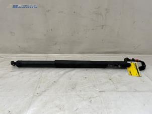 Gebruikte Kofferdekseldemper rechts-achter BMW X1 (F48) sDrive 20i 2.0 16V Twin Power Turbo Prijs € 125,00 Margeregeling aangeboden door Autobedrijf Brooks