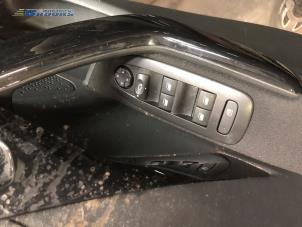 Gebruikte Ruit schakelaar elektrisch Peugeot 208 I (CA/CC/CK/CL) 1.2 12V e-THP PureTech 110 Prijs € 35,00 Margeregeling aangeboden door Autobedrijf Brooks