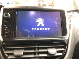 Gebruikte Navigatie Display Peugeot 208 I (CA/CC/CK/CL) 1.2 12V e-THP PureTech 110 Prijs € 200,00 Margeregeling aangeboden door Autobedrijf Brooks