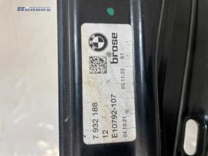 Gebruikte Raammechaniek 4Deurs rechts-voor BMW iX (I20) xDrive40 77 kWh Prijs € 125,00 Margeregeling aangeboden door Autobedrijf Brooks