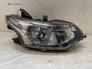 Gebruikte Koplamp rechts Mitsubishi Outlander (GF/GG) 2.0 16V 4x2 Prijs € 150,00 Margeregeling aangeboden door Autobedrijf Brooks