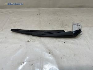 Gebruikte Ruitenwisserarm achter Mitsubishi Outlander (GF/GG) 2.0 16V 4x2 Prijs € 15,00 Margeregeling aangeboden door Autobedrijf Brooks