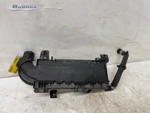 Gebruikte Luchtfilterhuis Citroen C4 Cactus (0B/0P) 1.2 PureTech 130 12V Prijs € 25,00 Margeregeling aangeboden door Autobedrijf Brooks