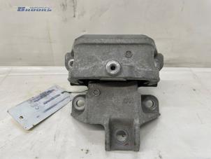 Gebruikte Versnellingsbak Steun Mitsubishi Outlander (GF/GG) 2.0 16V 4x2 Prijs € 30,00 Margeregeling aangeboden door Autobedrijf Brooks