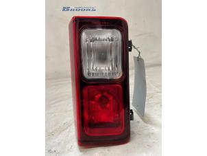 Gebruikte Achterlicht links Renault Trafic (1FL/2FL/3FL/4FL) 2.0 dCi 16V 150 Prijs € 20,00 Margeregeling aangeboden door Autobedrijf Brooks