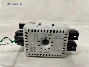 Gebruikte Radio module Volkswagen Golf VII (AUA) 1.4 GTE 16V Prijs € 10,00 Margeregeling aangeboden door Autobedrijf Brooks