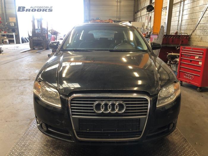 Gebruikte Frontpaneel Audi A4 Avant (B7) 2.0 TDI 16V Prijs € 70,00 Margeregeling aangeboden door Autobedrijf Brooks