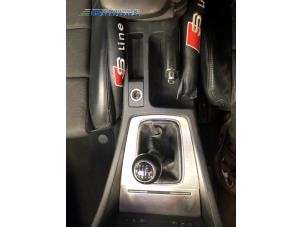 Gebruikte Versnellingspook Audi A4 Avant (B7) 2.0 TDI Prijs € 75,00 Margeregeling aangeboden door Autobedrijf Brooks