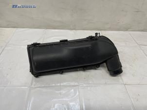 Gebruikte Luchtfilterhuis Peugeot 3008 I (0U/HU) 1.6 16V THP 150 Prijs € 25,00 Margeregeling aangeboden door Autobedrijf Brooks