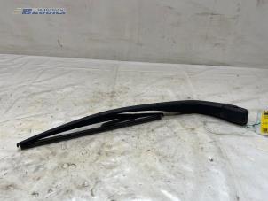 Gebruikte Ruitenwisserarm achter Toyota Yaris II (P9) 1.33 16V Dual VVT-I Prijs € 15,00 Margeregeling aangeboden door Autobedrijf Brooks